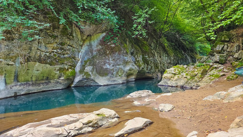 Малък пясъчен бряг в каньона